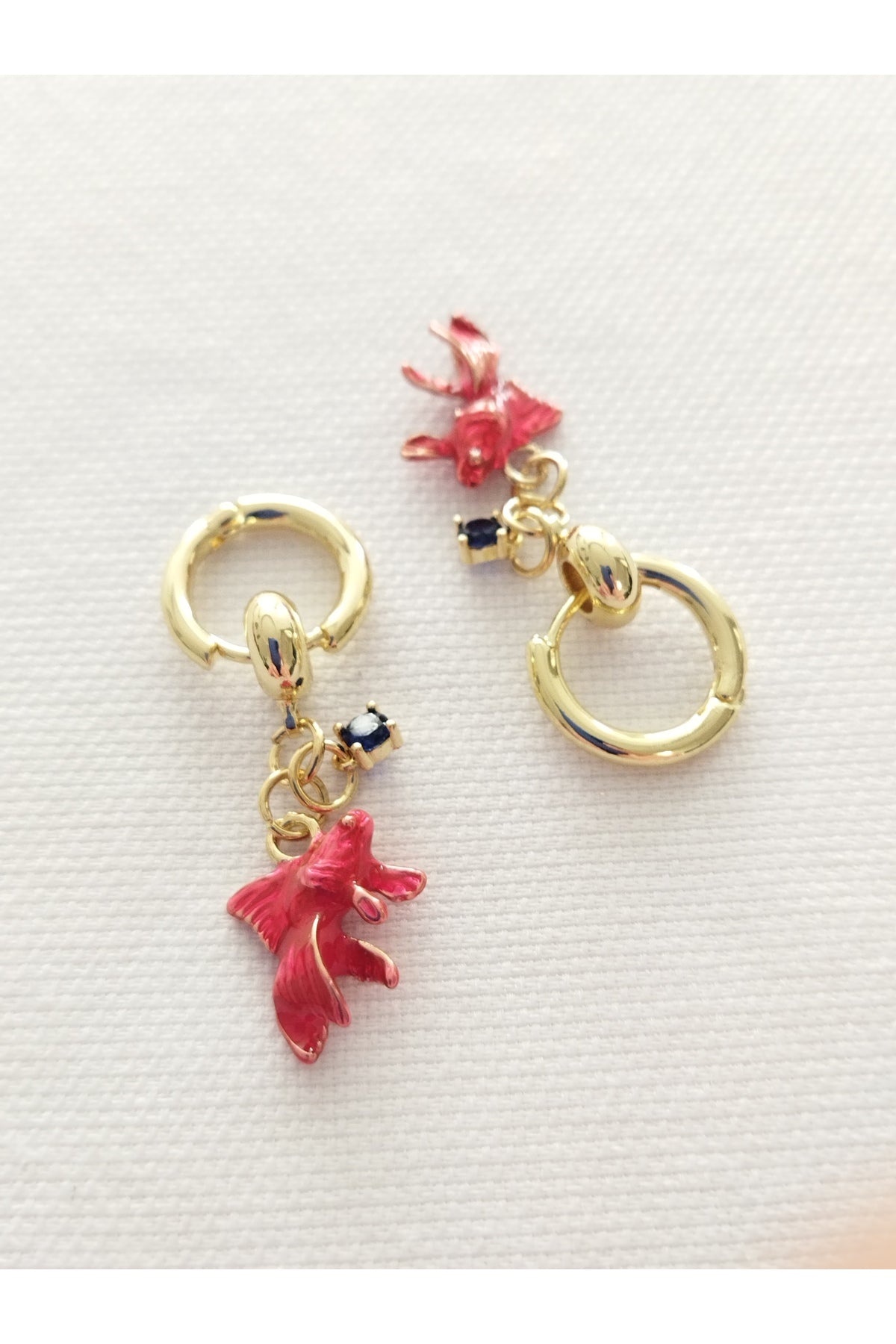 Sakura Japon Balığı Figürlü Halka Küpe | Kırmızı Mine Detaylı Sallantılı Kadın Küpe