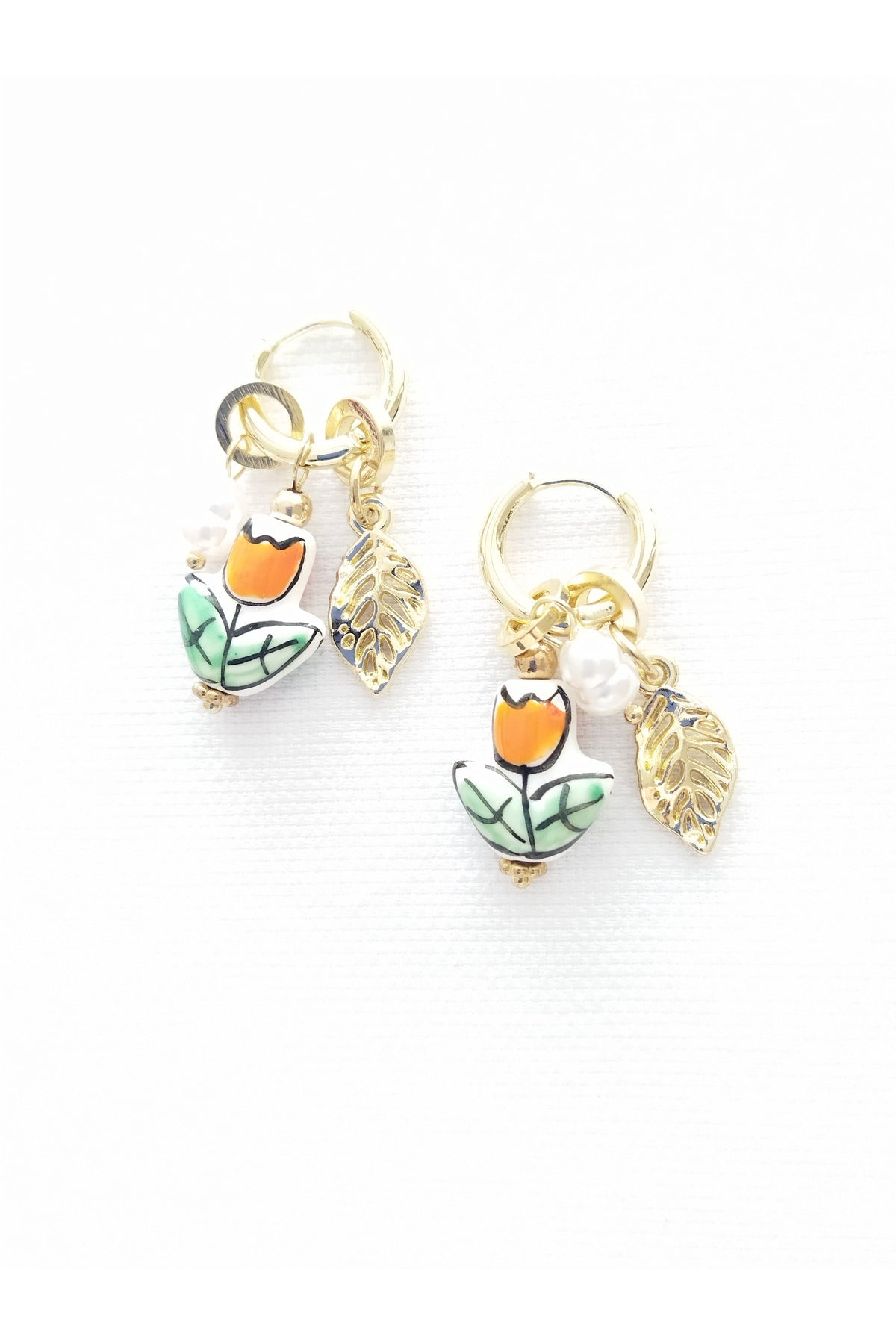Tulipa Pearl Lale Figürlü Halka Küpe | İnci ve Yaprak Detaylı Sallantılı Kadın Küpe