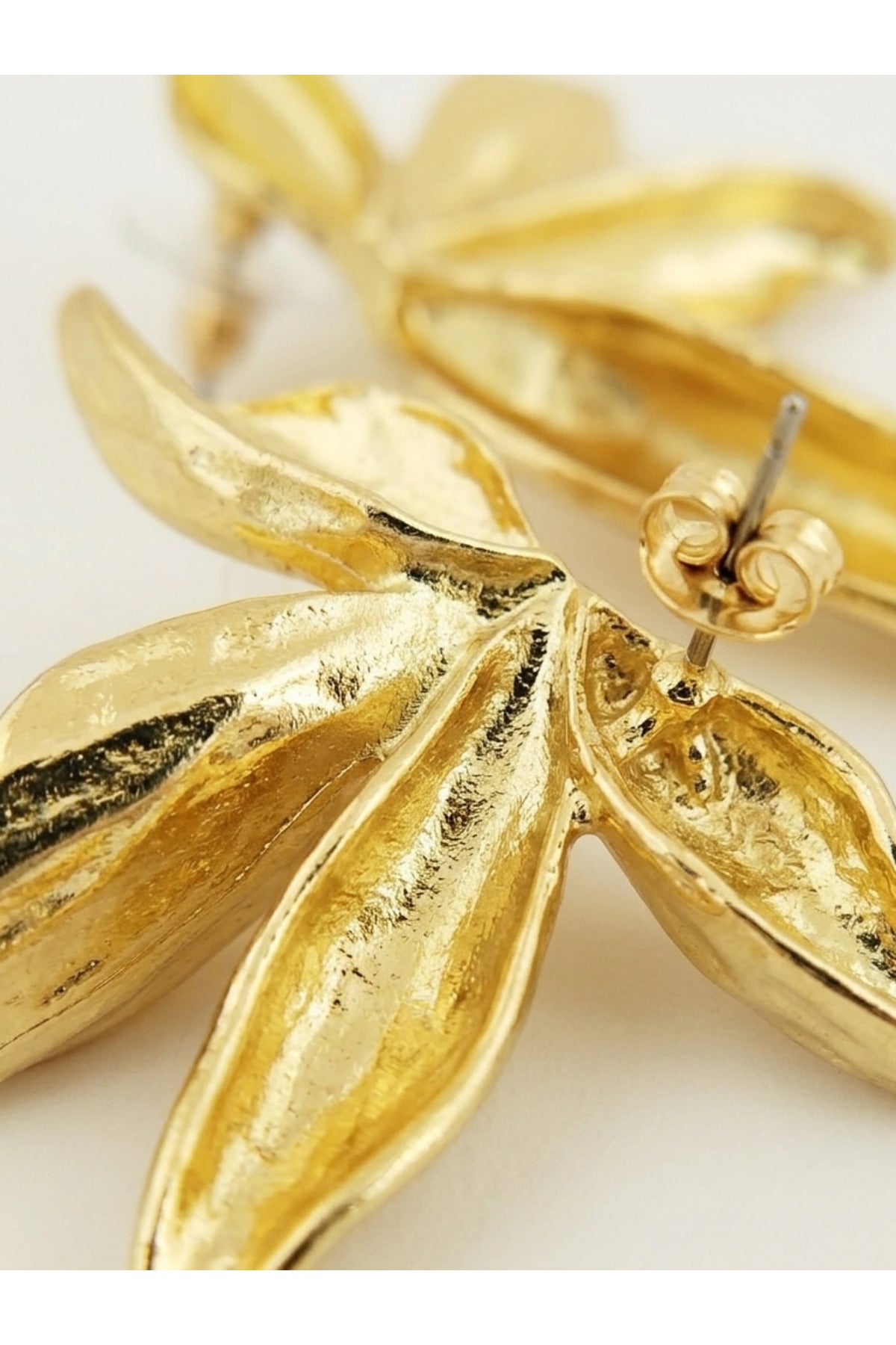GOLD BÜYÜK ÇİÇEK FİGÜR KÜPE
