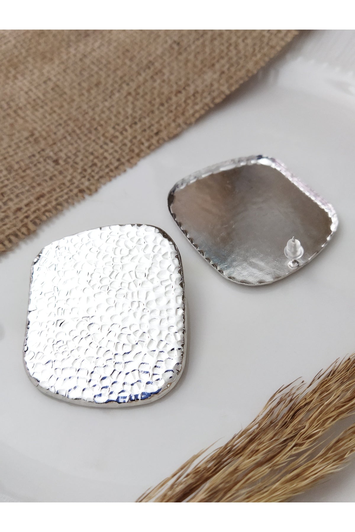 RODYUM RENK DAMALI ÇİVİ KÜPE
