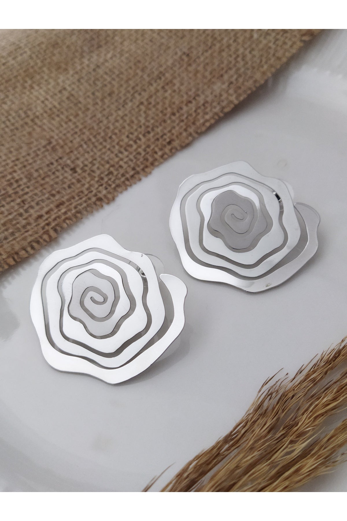 Rodyum Renk Gül Desen Çivi Küpe