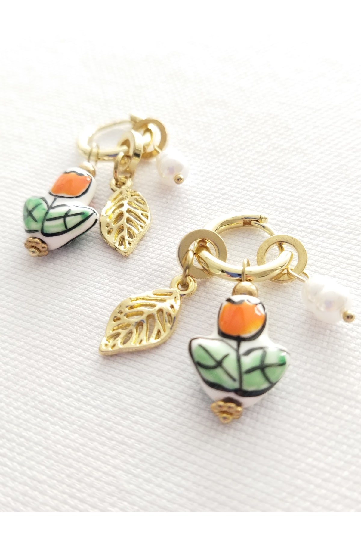 Tulipa Pearl Lale Figürlü Halka Küpe | İnci ve Yaprak Detaylı Sallantılı Kadın Küpe