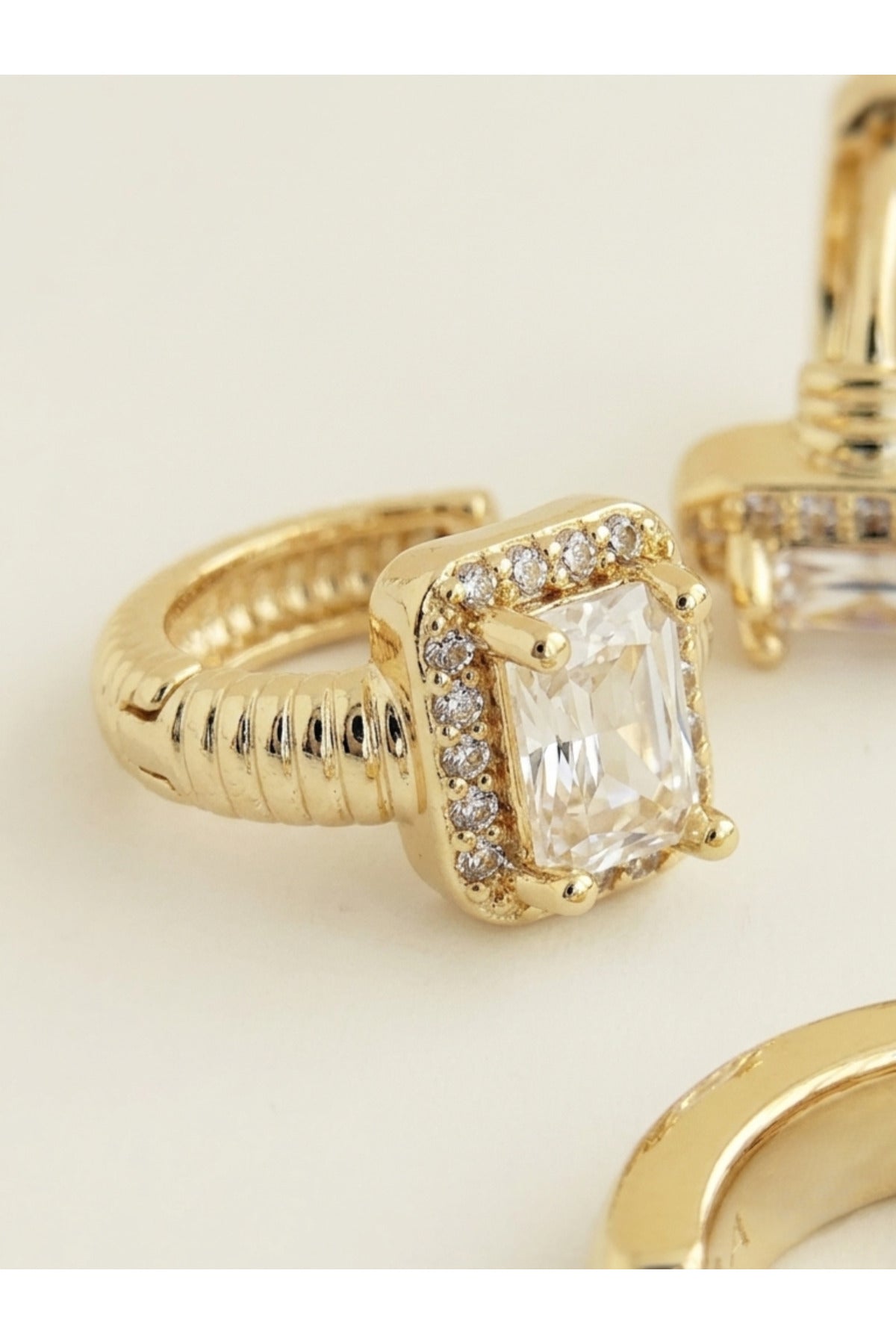 BAGET TAŞLI GOLD HALKA KÜPE