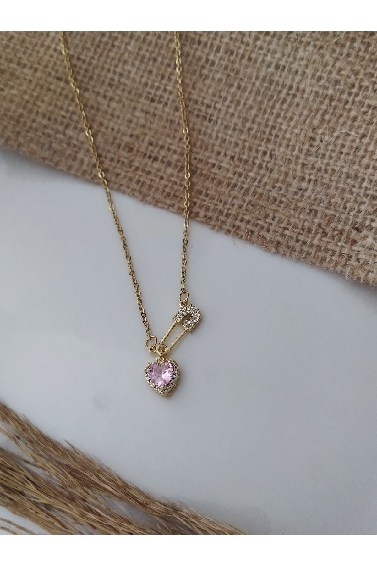 Çengel İğne Taşlı Kalp Detay Charm Kolye