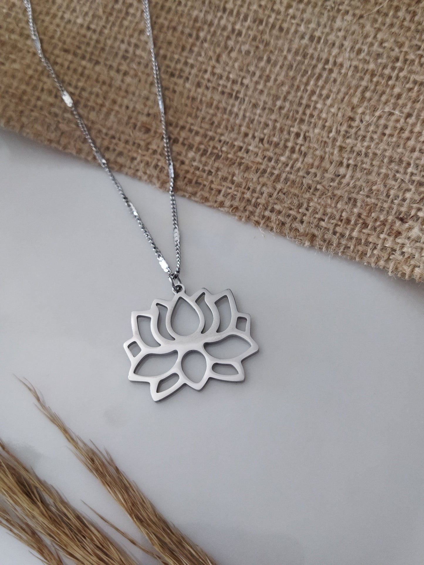 Lotus Çiçeği Çelik Kadın Kolye