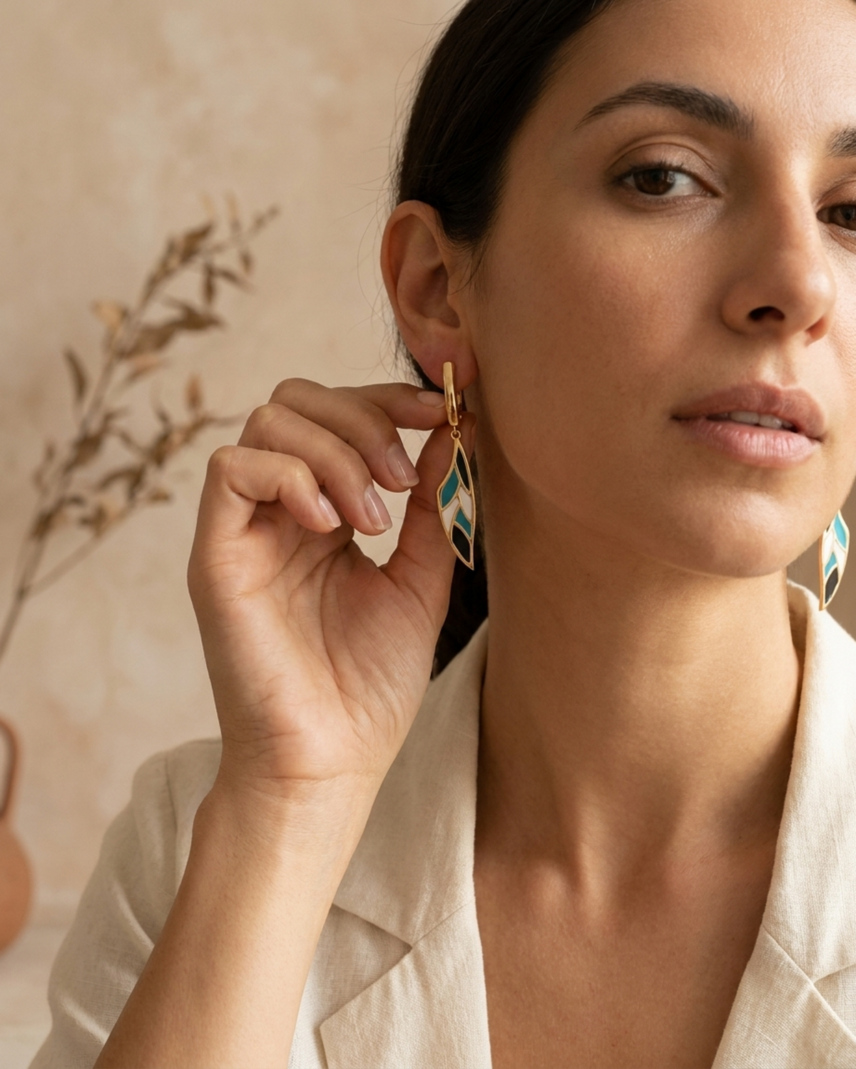 Madame Perle – Acantha | Enamelled Leaf Earring
